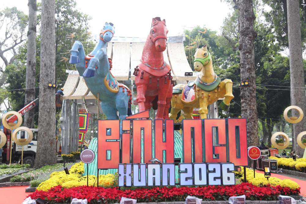 Bộ linh vật 3 chú ngựa tại cổng Trương Định. Ảnh: Thái Bảo.