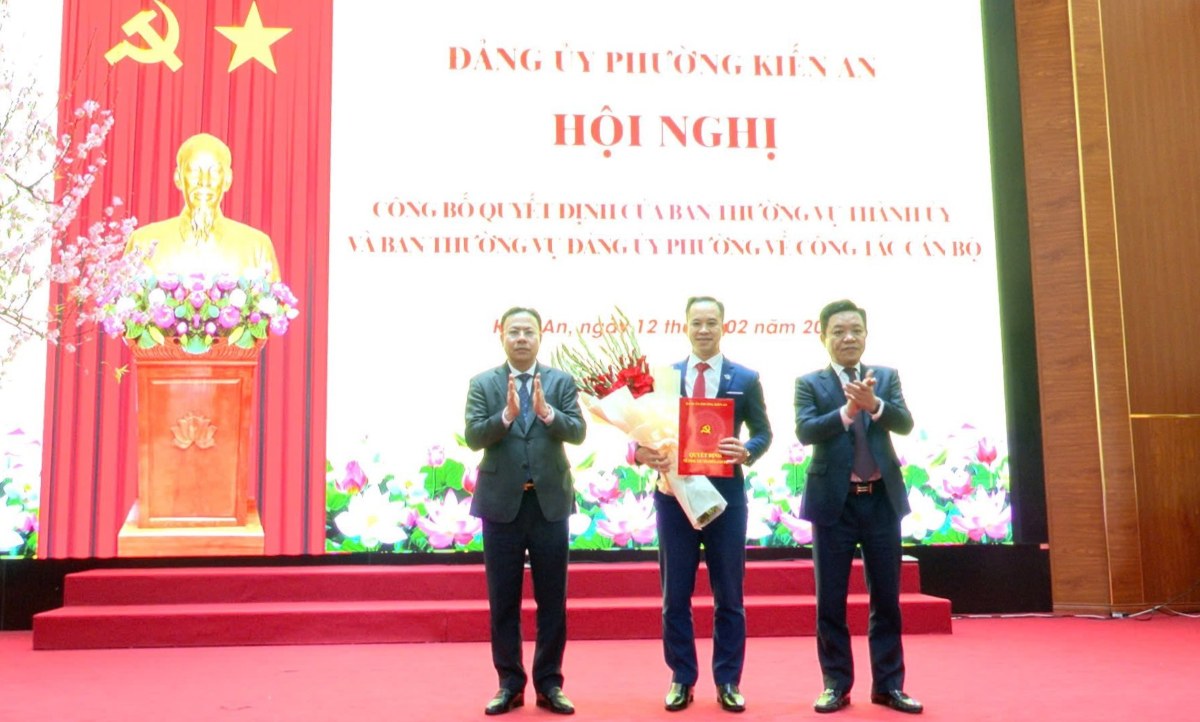 Kien An Ward Party Committee announces the decision of the Standing Committee of the City Party Committee and the Standing Committee of the Ward Party Committee on personnel work.  Photo: Kien An Ward E-Portal