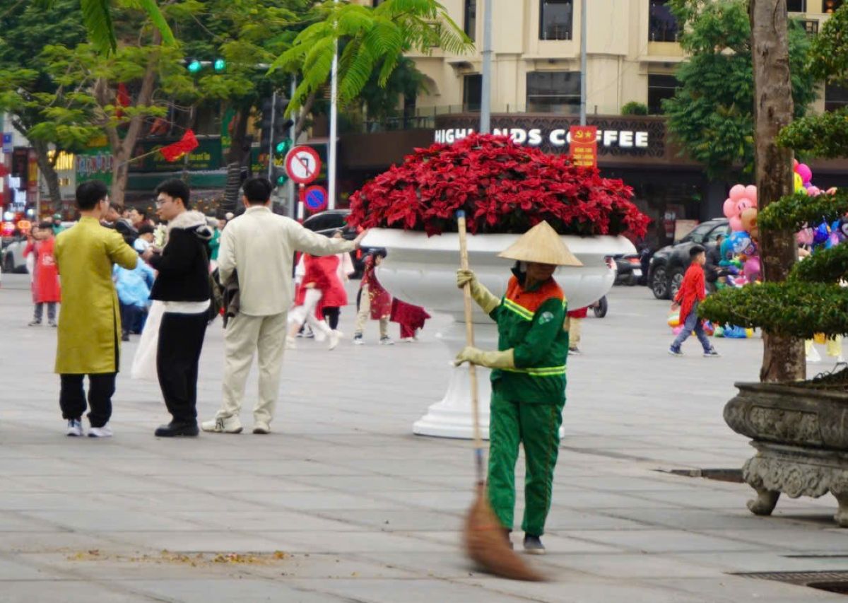 Công nhân Môi trường Đô thị Hải Phòng miệt mài giữ gìn phố phường sạch đẹp để người dân vui Xuân, đón Tết. Ảnh: Mai Dung