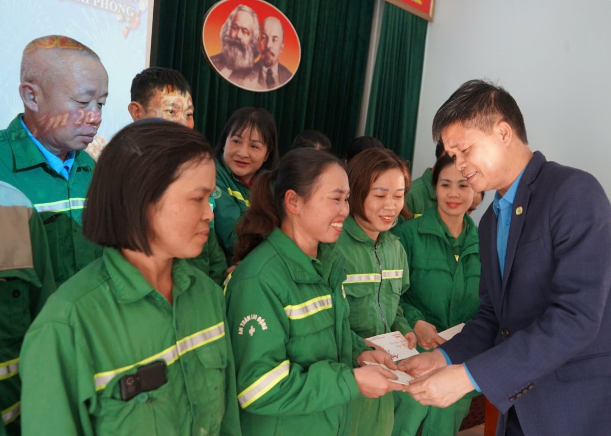 Phó Chủ tịch Tổng LĐLĐ Việt Nam Ngọ Duy Hiểu tặng quà Tết công nhân Công ty TNHH MTV Môi trường Đô thị Hải Phòng. Ảnh: Mai Dung