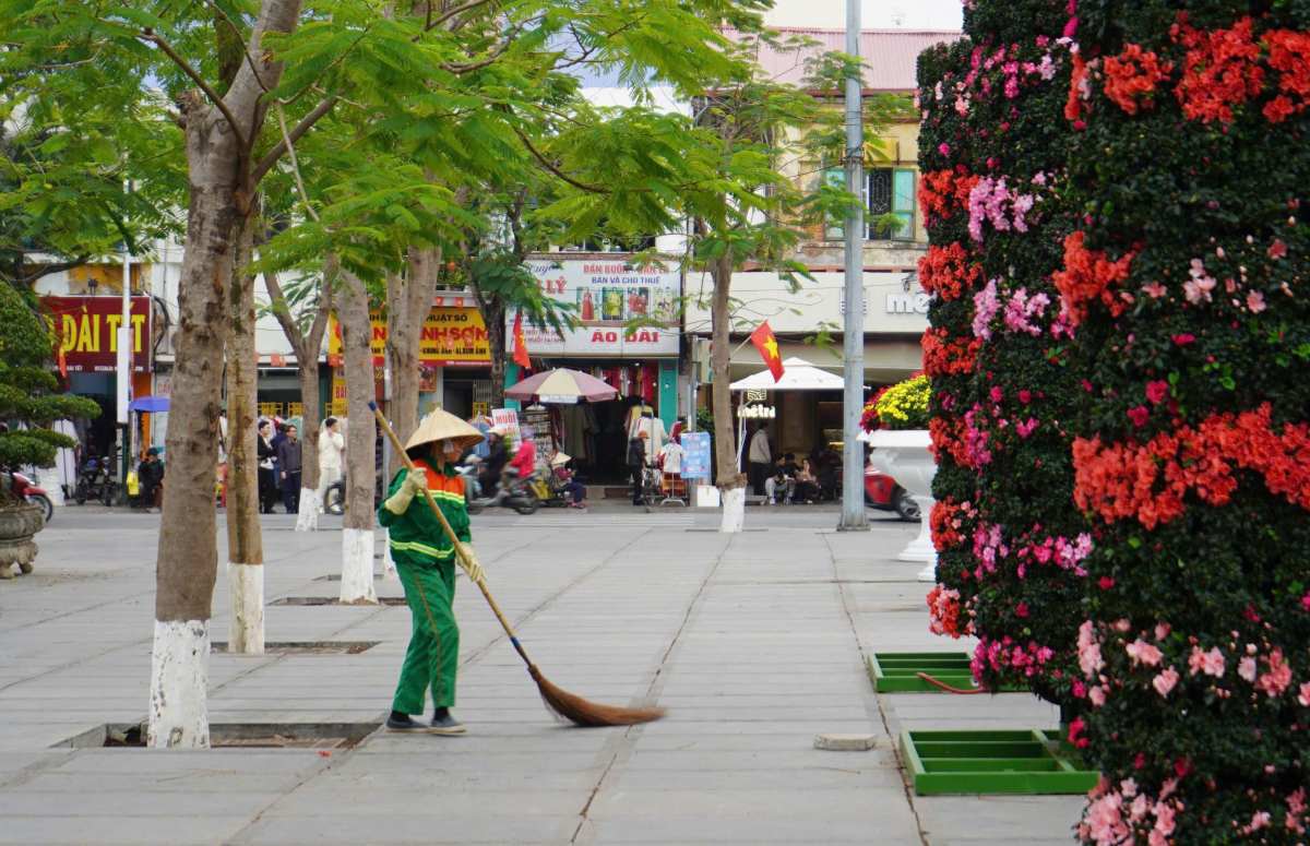 Hai Phong Urban Environment workers work throughout Tet. Photo: Mai Dung