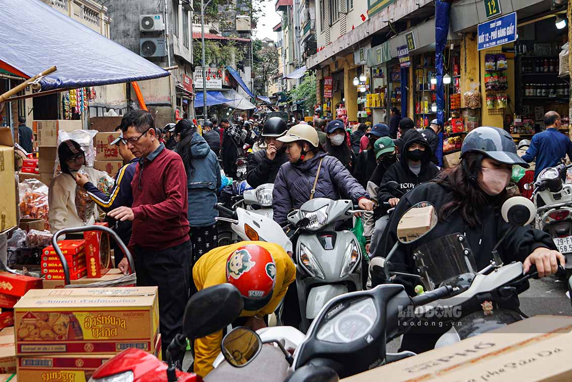 Không khí mua sắm rộn ràng, có thể cảm nhận rõ mùa xuân đang đến thật gần. Ảnh: Hữu Vũ