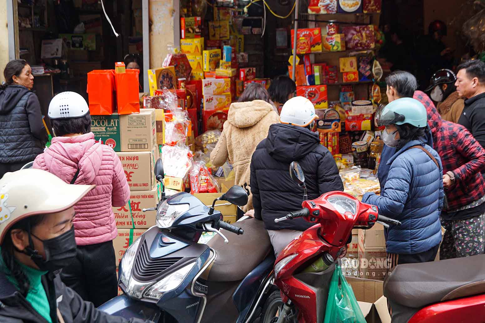 Người dân chen chân lựa mua bánh kẹo Tết trong không khí nhộn nhịp, gấp gáp của mùa mua sắm cao điểm cuối năm. Ảnh: Hữu Vũ 