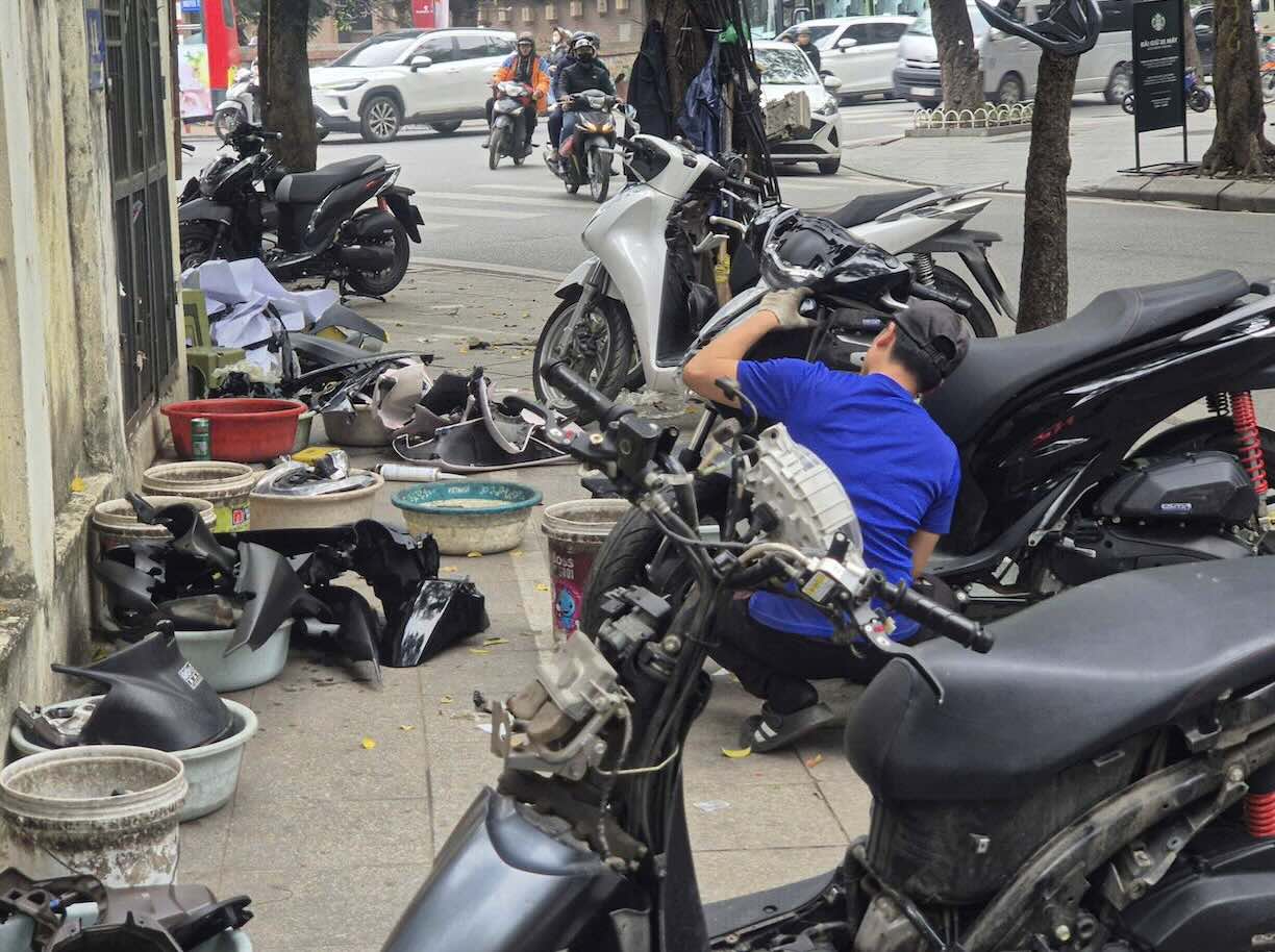 Không chỉ các dịch vụ cơ bản như rửa xe, đánh bóng, mà những hạng mục mất nhiều thời gian hơn như sơn lại toàn bộ, dán decal đổi màu cũng “cháy lịch”.  