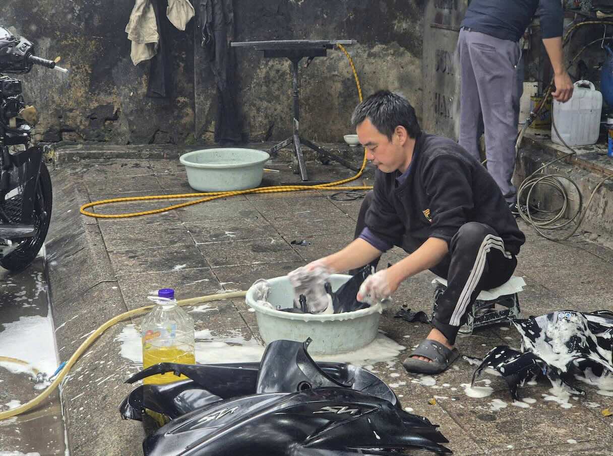 Những ngày cuối năm, hình ảnh xe máy xếp hàng chờ “làm đẹp” đã trở nên quen thuộc.  