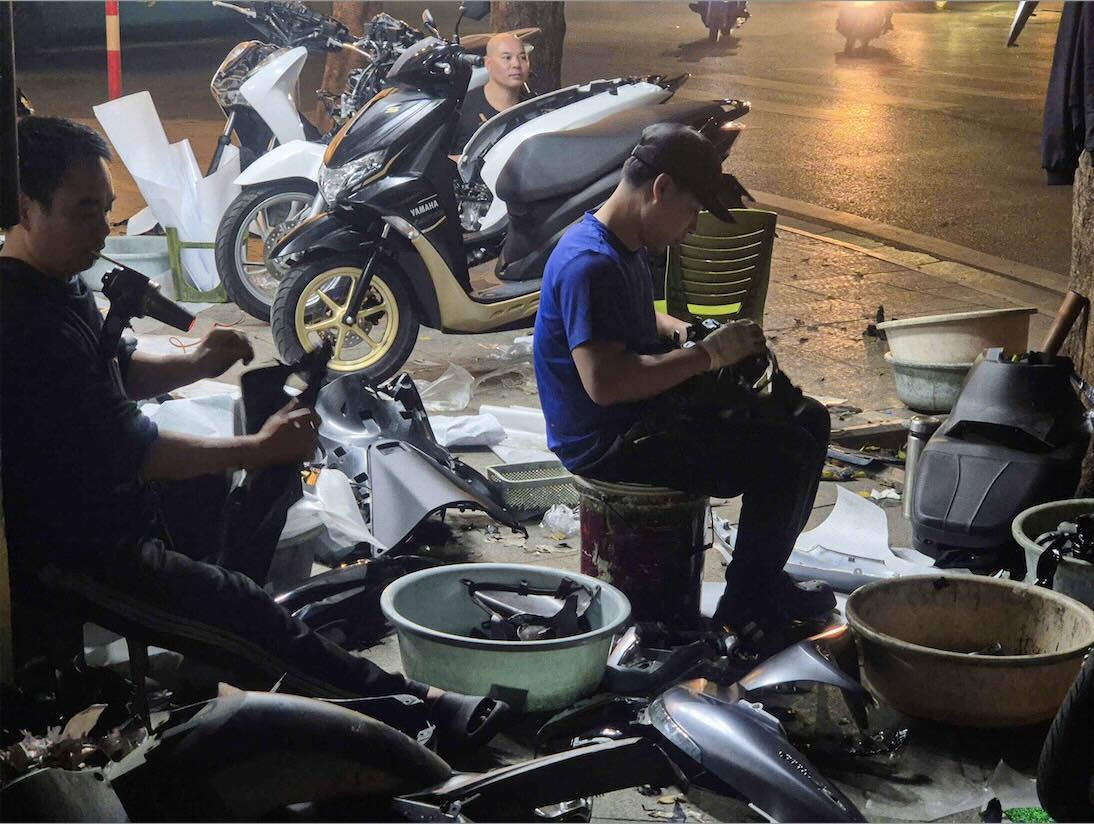 Nhiều cửa hàng tăng ca đến đêm để kịp đám ứng nhu cầu khách hàng.