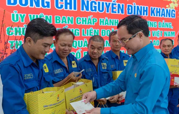 Mr. Nguyen Dinh Khang - Member of the Party Central Committee, Vice Chairman of the Central Committee of the Vietnam Fatherland Front, Chairman of the Vietnam Labor Federation presents gifts to employees of Binh Dien Fertilizer Joint Stock Company. Photo: Vinachem