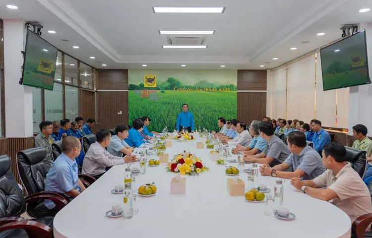 Đồng chí Nguyễn Đình Khang - Chủ tịch Tổng LĐLĐ Việt Nam gửi lời khen, lời chúc mừng năm mới đến toàn thể doanh nghiệp và người lao động công ty CP phân bón Bình Điền 