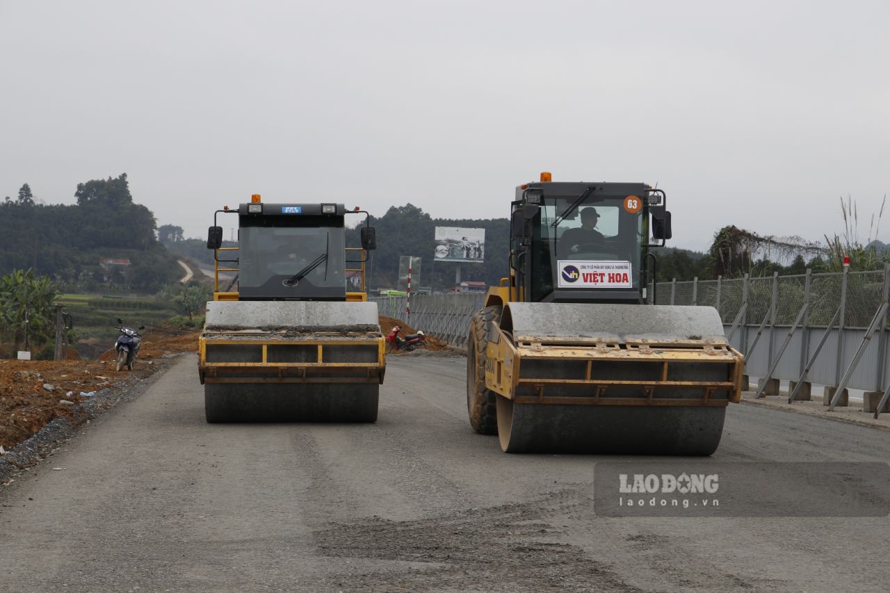 Workers are still diligently constructing on the Noi Bai - Lao Cai expressway. Photo: Van Duc.