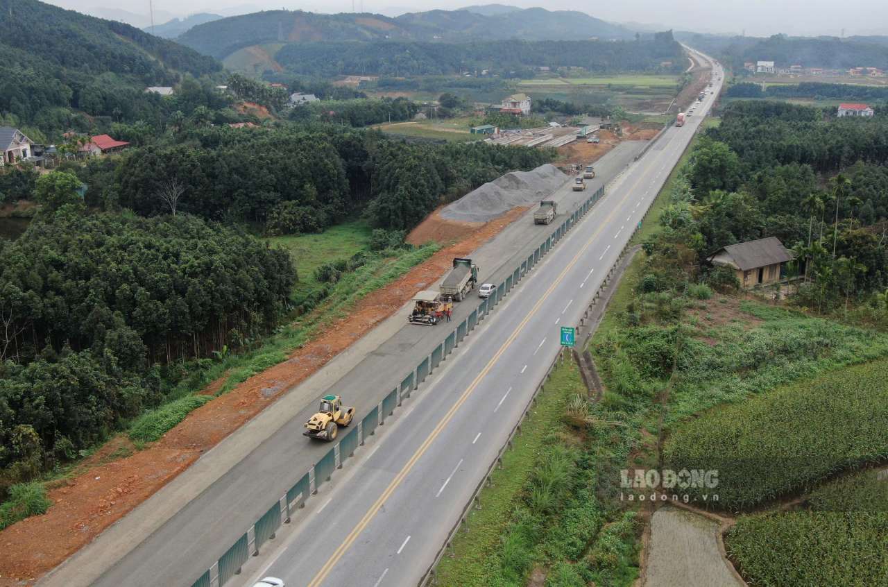 Dự án nâng cấp cao tốc Nội Bài - Lào Cai đang chuẩn bị bước vào giai đoạn hoàn thiện sau hơn 4 tháng khởi công. Ảnh: Văn Đức