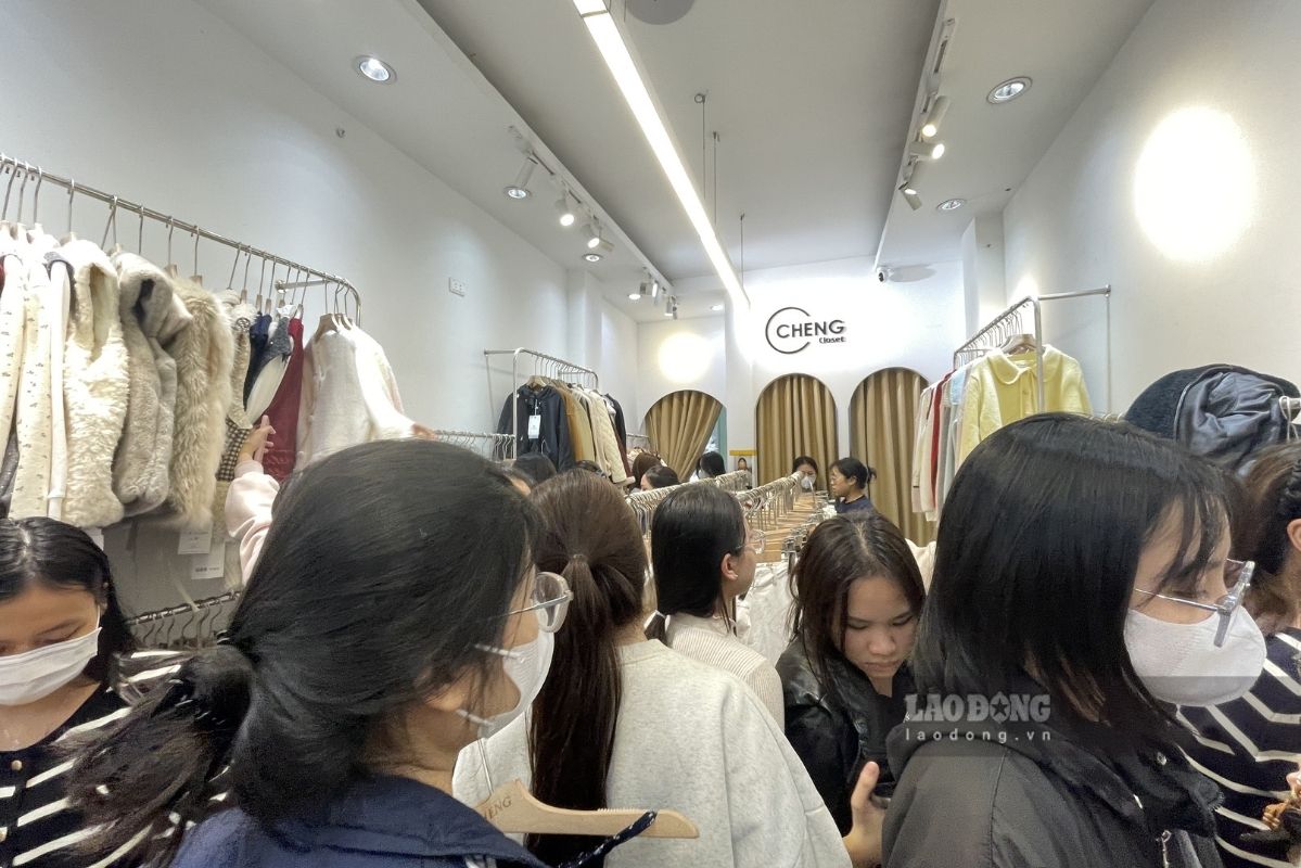 Customers shop crowded in a store on Dang Van Ngu street. Photo: Thanh Binh