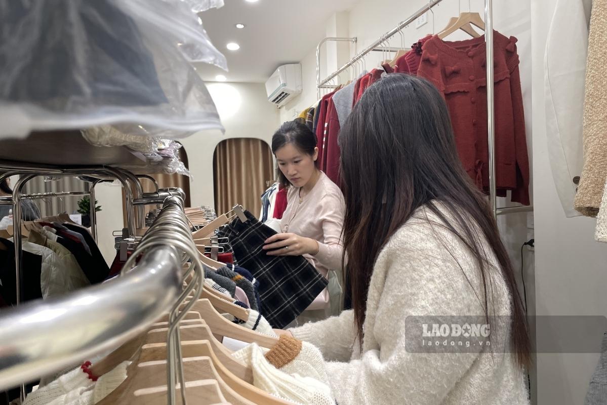 Nhiều người trẻ trích riêng một khoản từ tiền lương, thưởng Tết để sắm sửa cho mình những bộ quần áo ưng ý. Ảnh: Thanh Bình 
