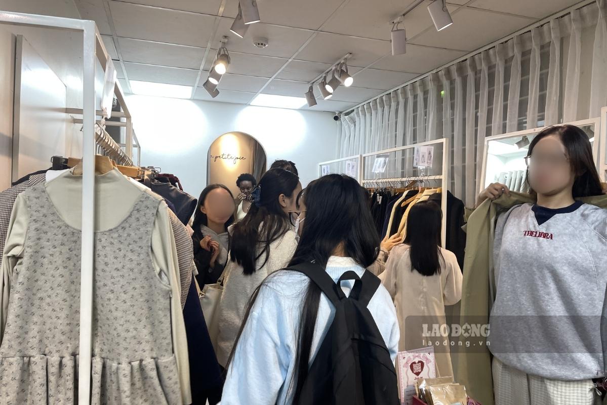 Tính đến 9h30, các cửa hàng trên phố Đặng Văn Ngữ vẫn tấp nập người mua. Ảnh: Thanh Bình 