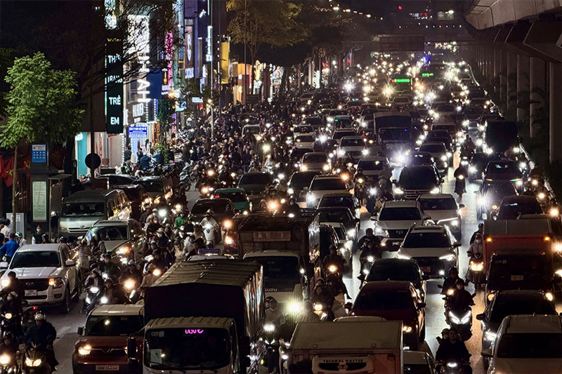 Near Tet, Hanoi streets are still crowded with vehicles at midnight