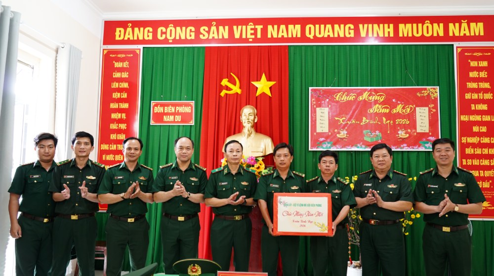 Thiếu tướng Hoàng Hữu Chiến, (đứng giữa) Phó Tư lệnh, Tham mưu trưởng Bộ đội Biên phòng và Đại tá Phạm Văn Thắng, (thứ 2 từ phải qua) Chỉ huy trưởng Ban Chỉ huy Bộ đội Biên phòng tỉnh An Giang trao quà tết cho cán bộ, chiến sĩ đồn Biên phòng Nam Du. Ảnh: Tiến Vinh