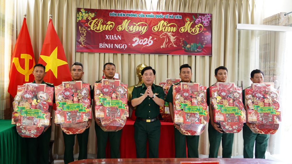 Đại tá Nguyễn Văn Hiệp, Chính ủy Ban Chỉ huy Bộ đội Biên phòng tỉnh An Giang thăm, chúc Tết, tặng quà các đồn Biên phòng. Ảnh: Tiến Vinh