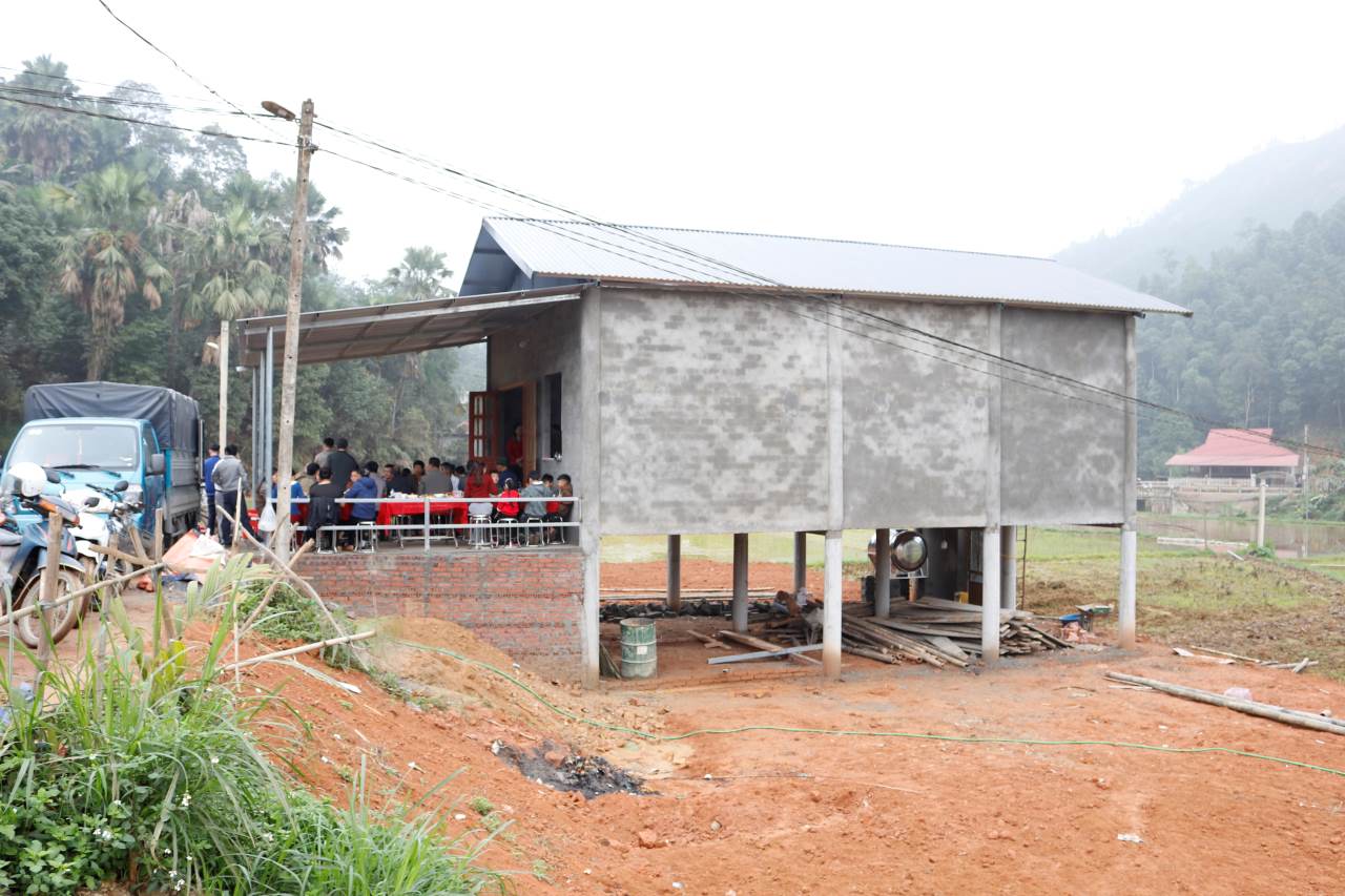 Những ngôi nhà mới hoàn thành giúp bà con vui mừng đón Tết. Ảnh: Văn Đức