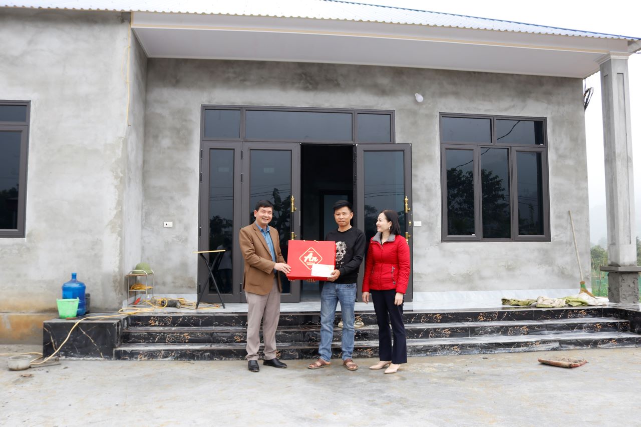 People in Viet Hong commune are excited by the safe and spacious shelter. Photo: Van Duc.