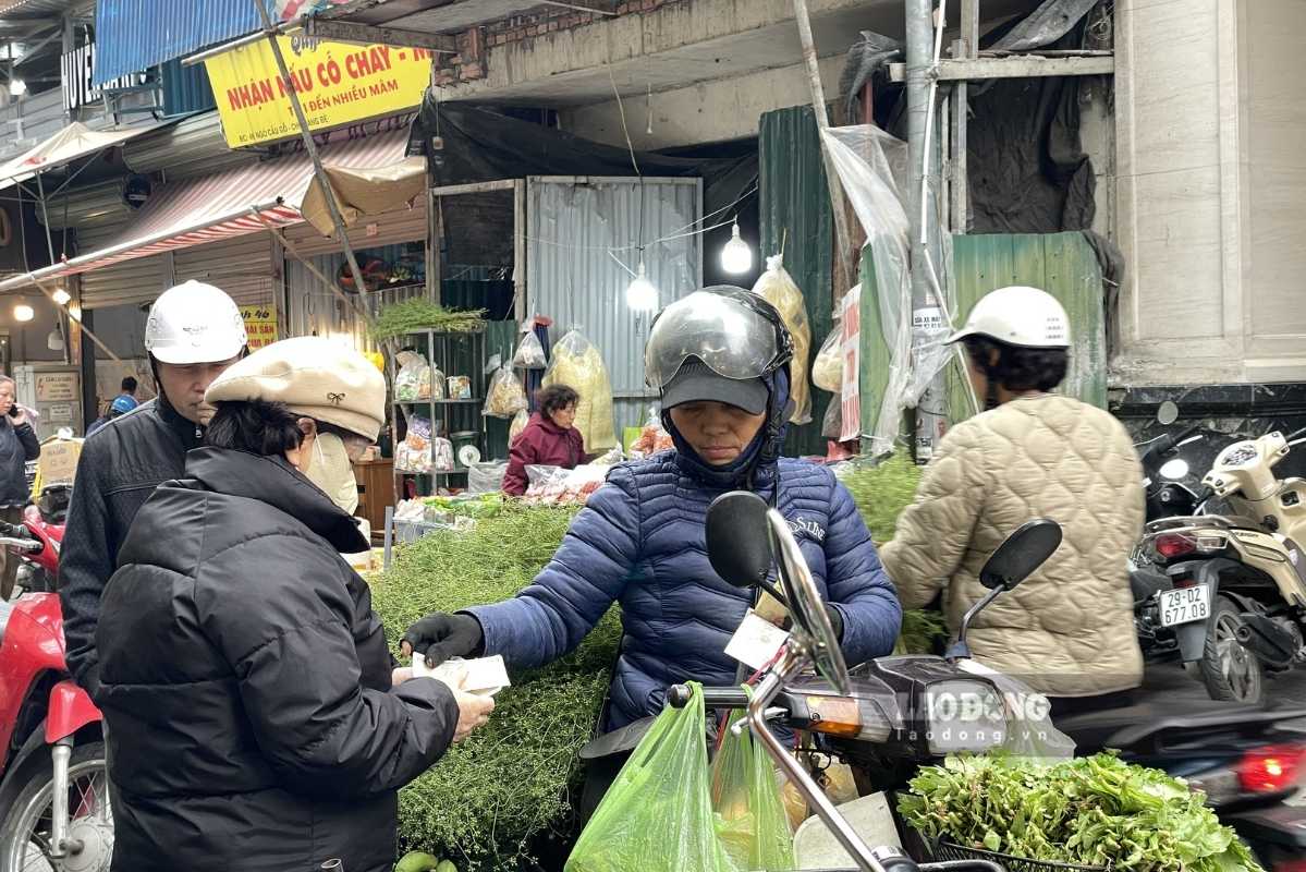 Chiếc xe chở đầy mùi già của chị Tới ngay lập tức thu hút ánh nhìn của người dân Thủ đô. Ảnh: Thanh Bình 