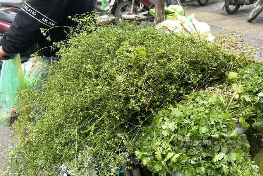 Tục lệ tắm nước lá mùi trong ngày cuối năm vẫn được nhiều gia đình duy trì. Ảnh: Thanh Bình 