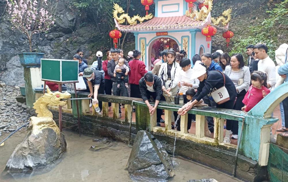 Cảnh người dân, du khách xin nước thánh tại Phu Na dịp Tết Nguyên đán 2025. Ảnh: Quách Du