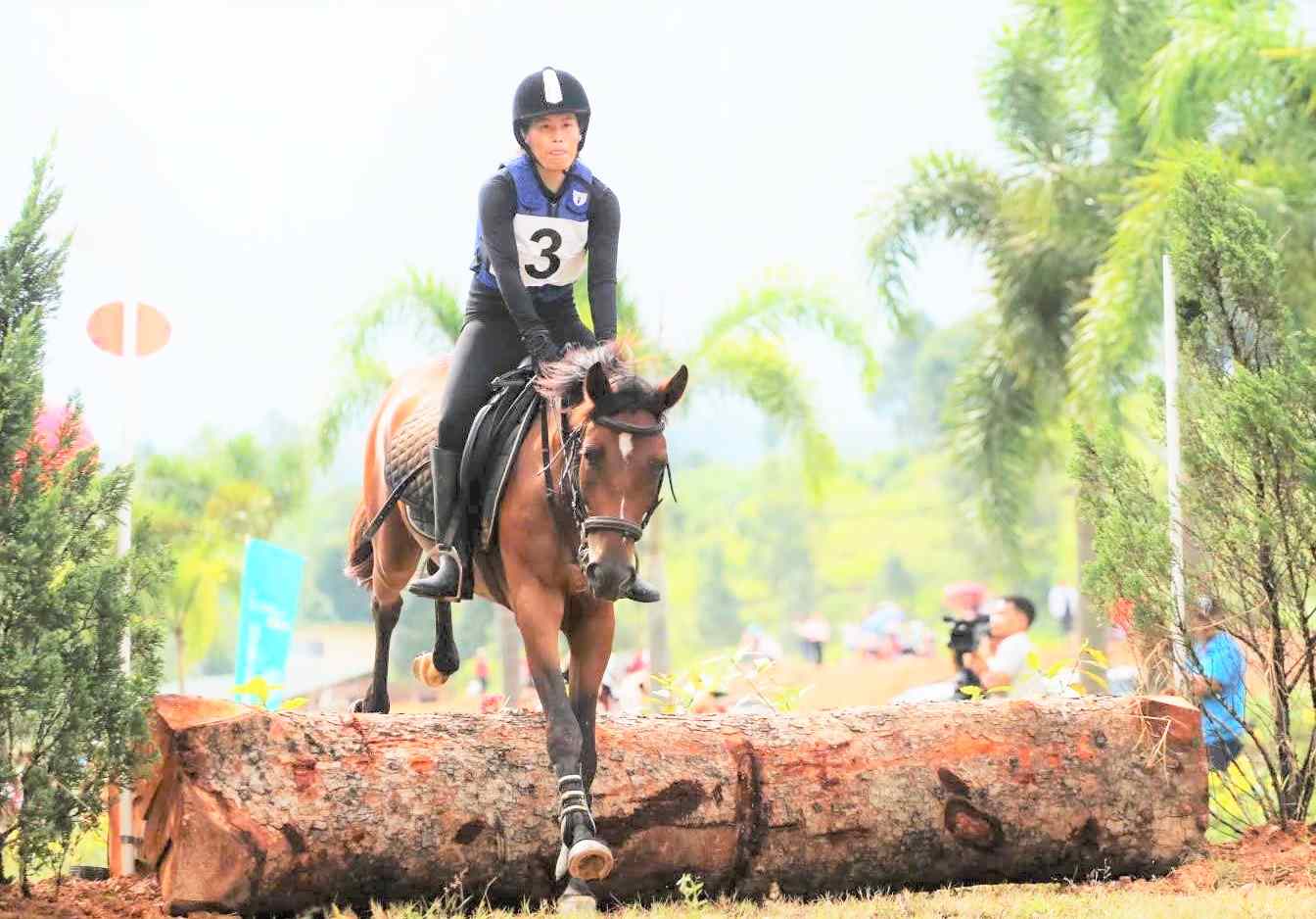 Vận động viên điều khiển ngựa vượt chướng ngại vật trong một cuộc đua. Ảnh: Phúc Khánh 