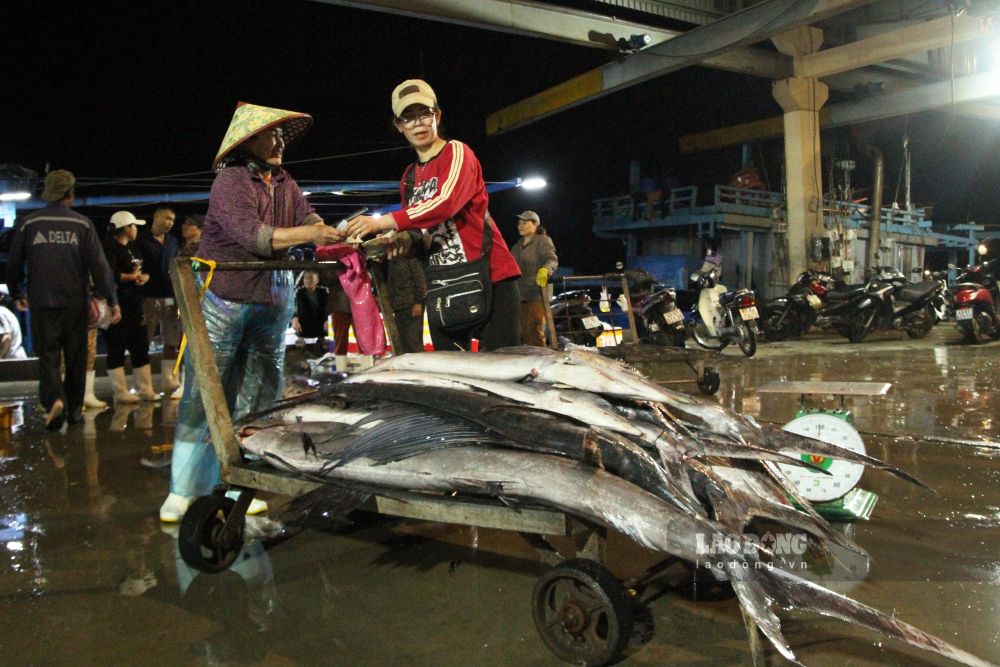 Không khí mua bán nhộn nhịp kéo dài xuyên đêm tại cảng cá Thọ Quang. Ảnh: Thanh Huyền