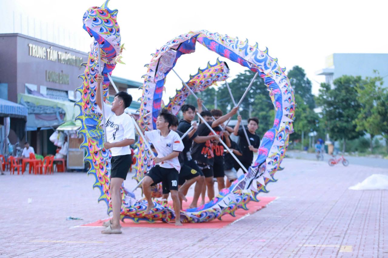 Trẻ nhỏ háo hức tập luyện để biểu diễn phục vụ bà con dịp Tết Bích Ngọ 2026. Ảnh: Phi Long