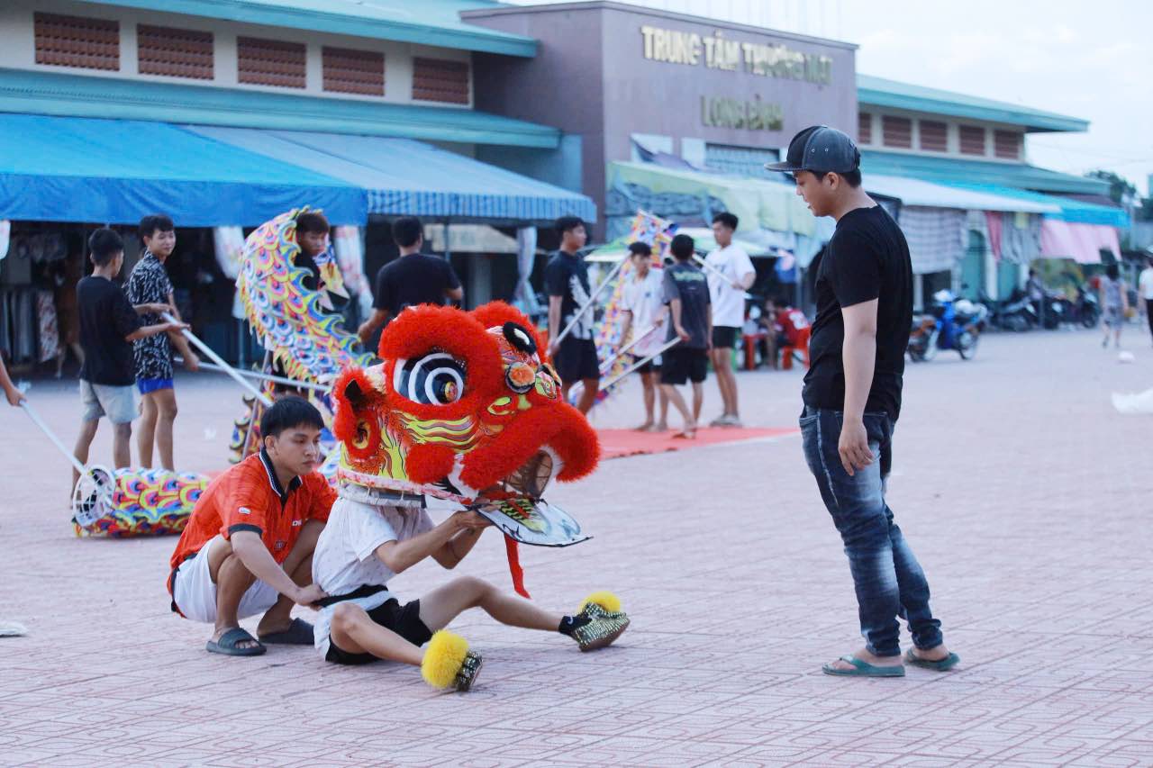 Đội lân nhí mang đến niềm vui và ký ức đẹp cho làng quê ở An Giang. Ảnh: Phi Long