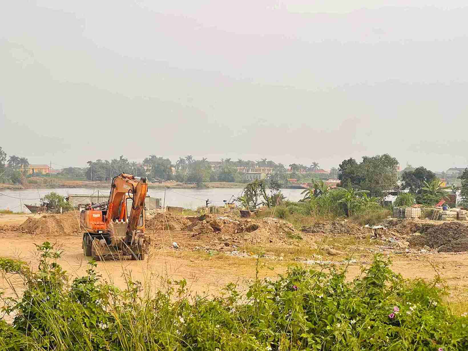 Thai Binh riverbank area, Hai Duong ward, where waste dumping is prohibited. Photo: Mai Huong
