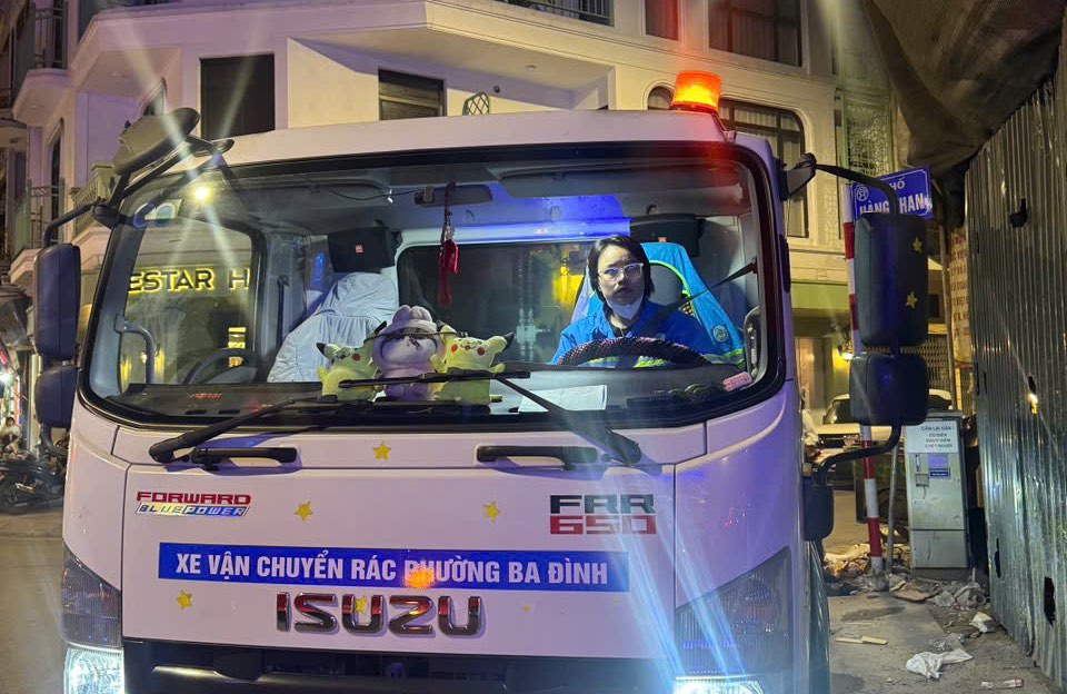 Chị Trà hiện đang là lái xe vận chuyển rác của Công ty TNHH MTV Môi trường Đô thị Hà Nội. Ảnh: Lan Hương