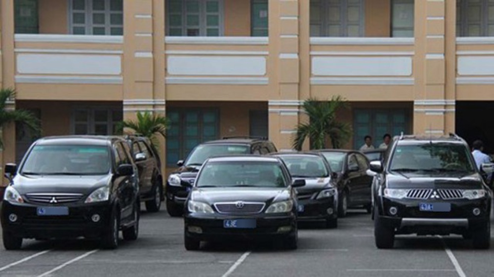 Using public property for improper purposes is fined up to 20 million VND, including official cars for transporting titles that do not meet standards. Photo: VGP