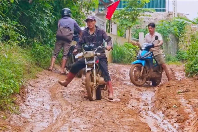 Many muddy dirt roads to 16 villages in Nam Lau commune, Son La province need to be hardened. Photo: Nhat Minh