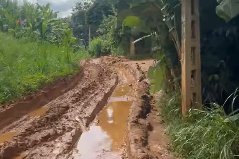 Tuyến đường nối từ trung tâm xã về bản Xanh với hơn 12km đường đất lầy lội. Ảnh: Nhật Minh