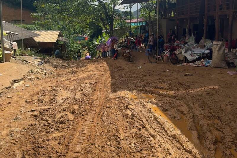 Tuyến đường từ trung tâm xã Nậm Lầu vào bản Lọng Lầu luôn thường xuyên trong tình trạng bùn lầy. Ảnh: Nhật Minh