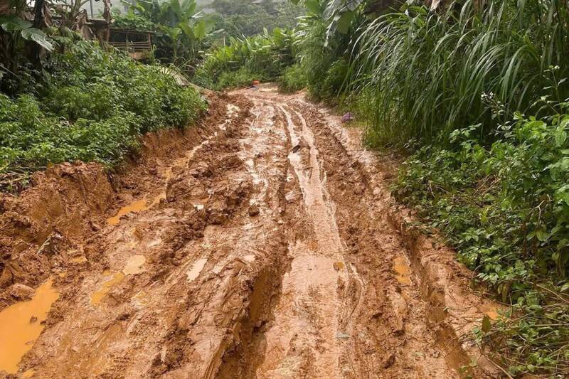 Giáo viên các điểm trường gặp khó khăn khi vào các điểm trường khu vực các bản thuộc xã Nậm Lầu. Ảnh: Nhật Minh