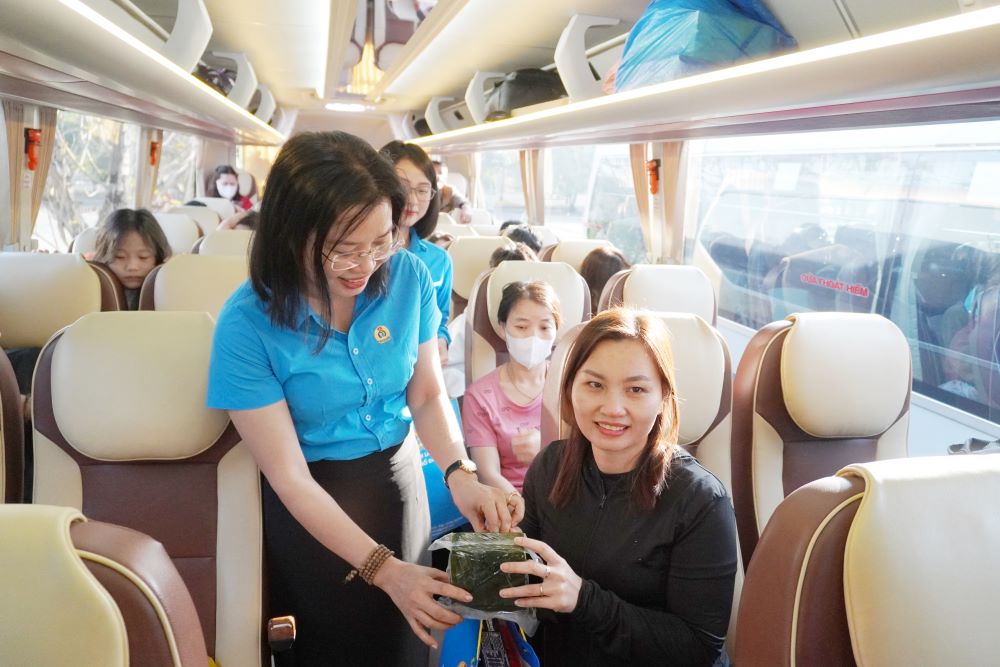 Ms. Phan Thi Thuy Linh - Chairwoman of Da Nang City Labor Federation wishes Tet and gives gifts to workers before the Trade Union bus departs. Photo: Tran Thi