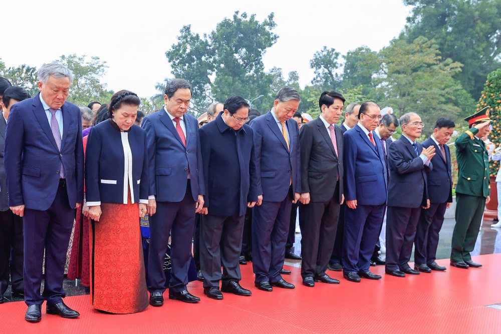 Các lãnh đạo, nguyên lãnh đạo Đảng, Nhà nước đến đặt vòng hoa tưởng niệm các anh hùng liệt sĩ tại Đài tưởng niệm các Anh hùng liệt sĩ. Ảnh: Phạm Đông