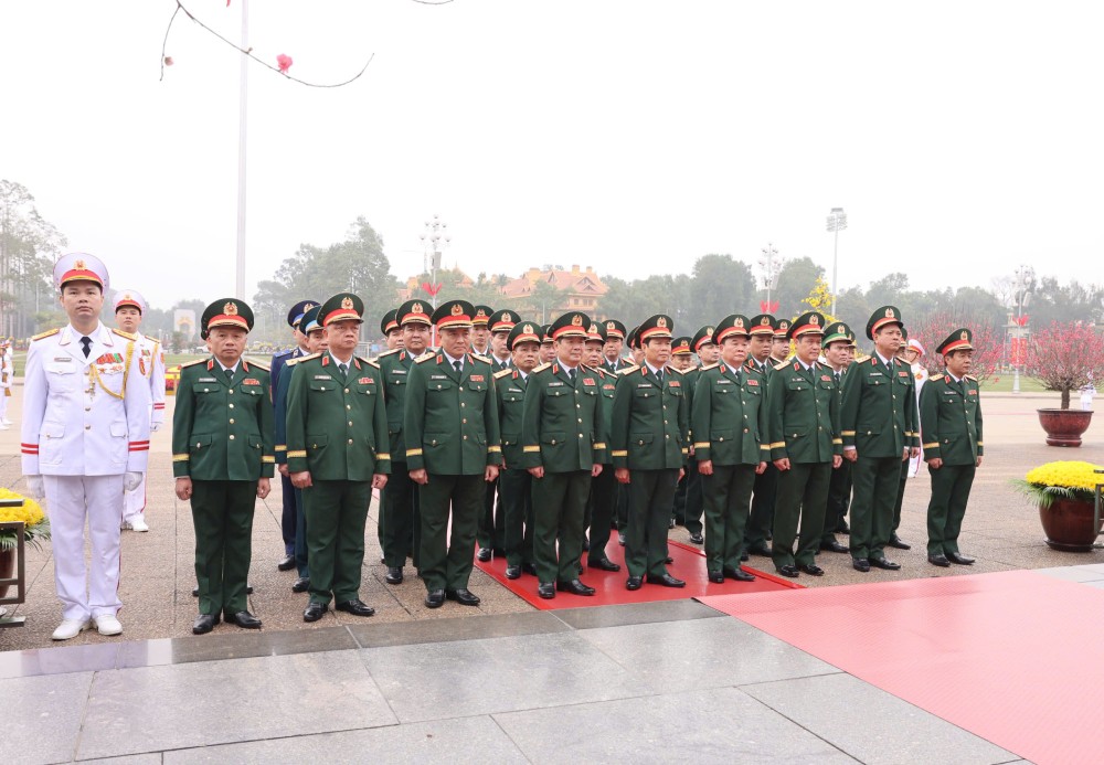 Đoàn đại biểu Quân ủy Trung ương - Bộ Quốc phòng đến đặt vòng hoa, vào Lăng viếng Chủ tịch Hồ Chí Minh. Ảnh: Hải Nguyễn  