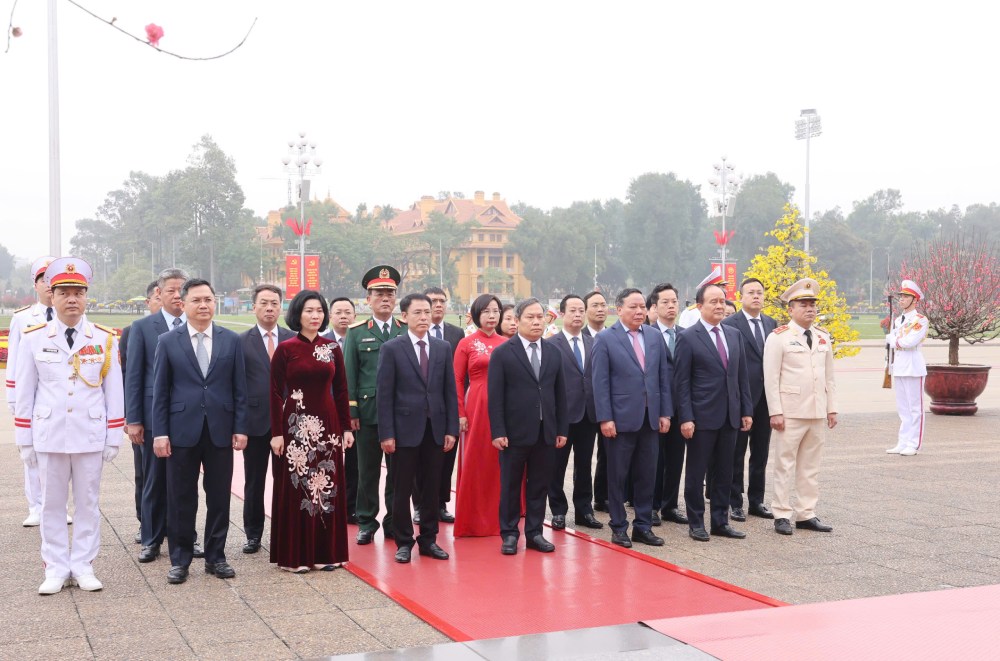 Đoàn đại biểu TP Hà Nội tưởng nhớ công lao to lớn của Chủ tịch Hồ Chí Minh. Ảnh: Hải Nguyễn