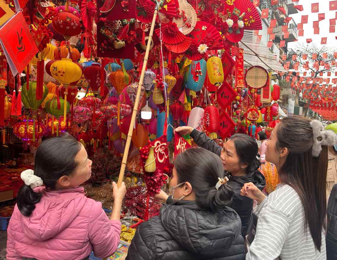 Các mặt hàng có mẫu mã, giá cả khác nhau cho du khách thoải mái lựa chọn.