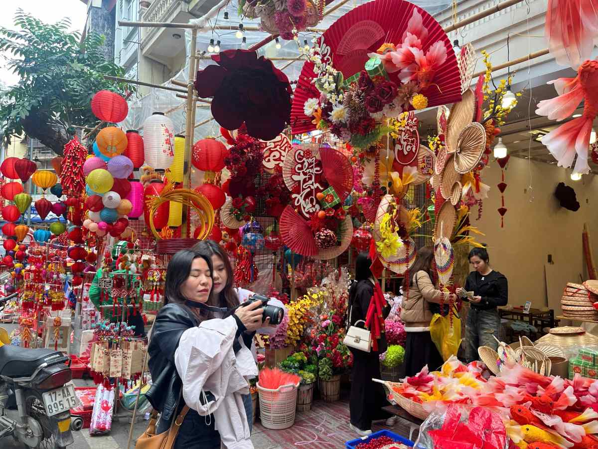 Không chỉ mua sắm, nhiều du khách đến đây còn tranh thủ chụp cho mình bộ ảnh đẹp.