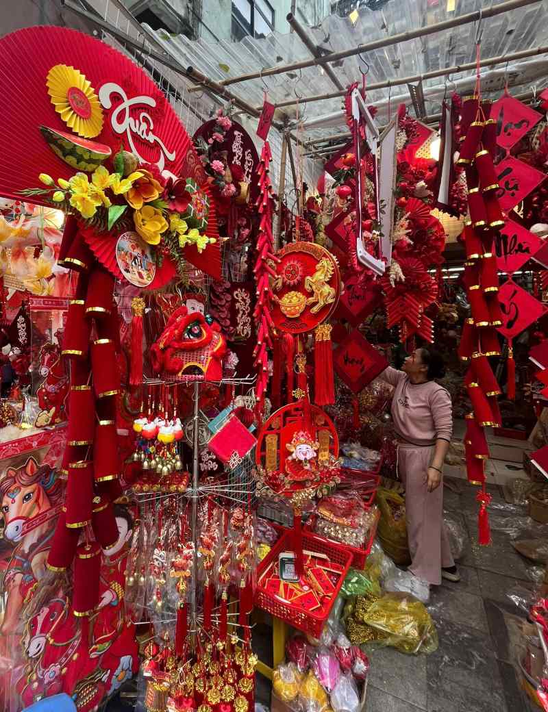 Không chỉ đa dạng về mẫu mã, đồ trang trí Tết tại đây cũng có nhiều mức giá khác nhau tùy loại và kích cỡ, từ vài chục nghìn đến hàng triệu đồng, cho người dân và du khách thoải mái lựa chọn.