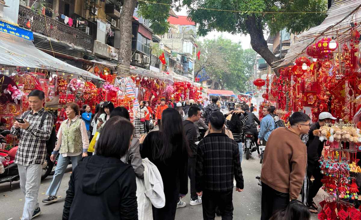 Cả con phố tấp nập, nhộn nhịp người qua lại.