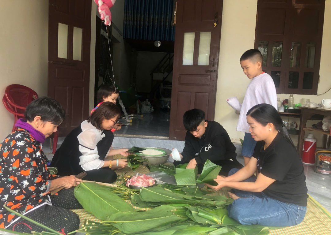 Ms. Nguyen Thi Tuat (far right) and her family wrapping banh chung on February 13 (ie December 26 of the year At Ty). Photo: NVCC