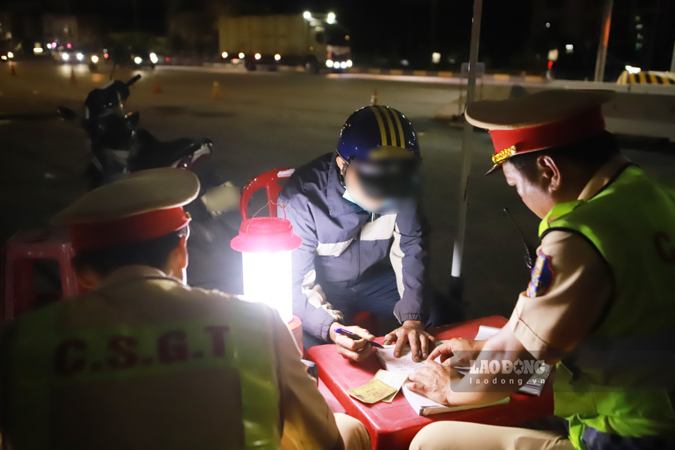 CSGT tỉnh Gia Lai lập biên bản xử lý vi phạm đối với ông Th. Ảnh: Hoài Phương