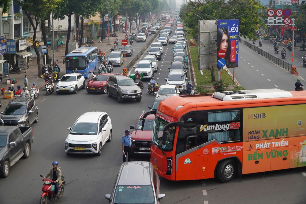 Lực lượng chức năng điều tiết giao thông trên đường Kinh Dương Vương.