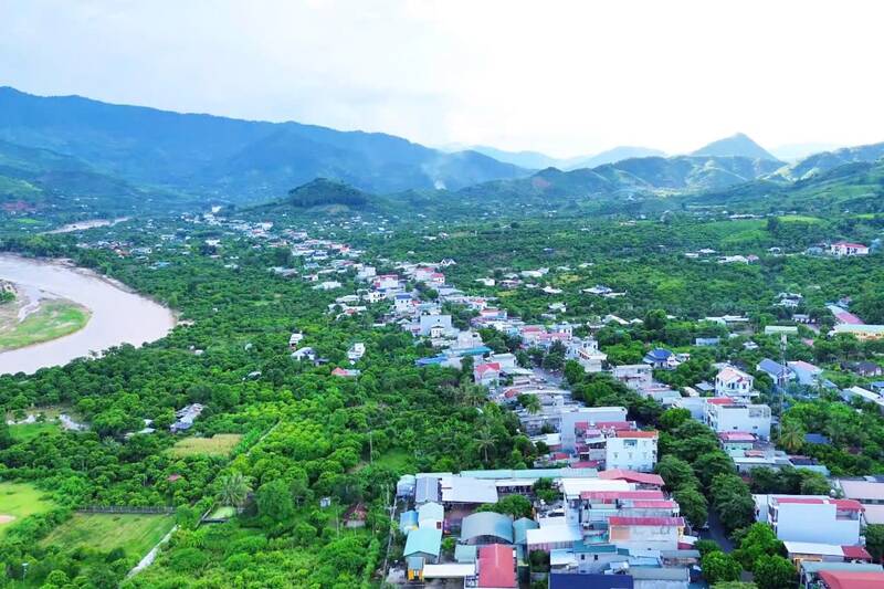 Spring market of Chieng Khuong border commune by the Ma River, Son La province. Photo: Truong Son