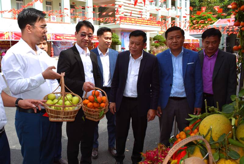 Đoàn đại biểu huyện Xiềng Khọ (tỉnh Hủa Phăn, Lào) thăm quan gian hàng nông sản chợ xuân Chiềng Khương. Ảnh: Trung Hải