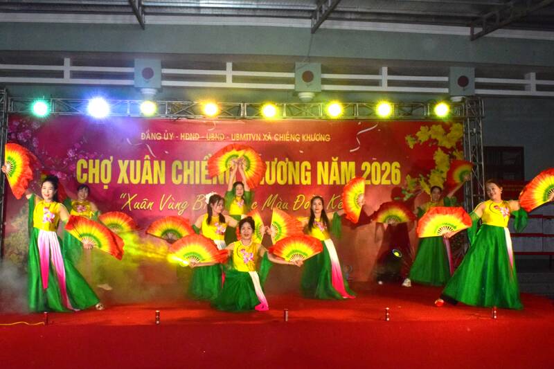 Các tiết mục giao lưu văn nghệ tại chợ xuân. Ảnh: Trung Hải